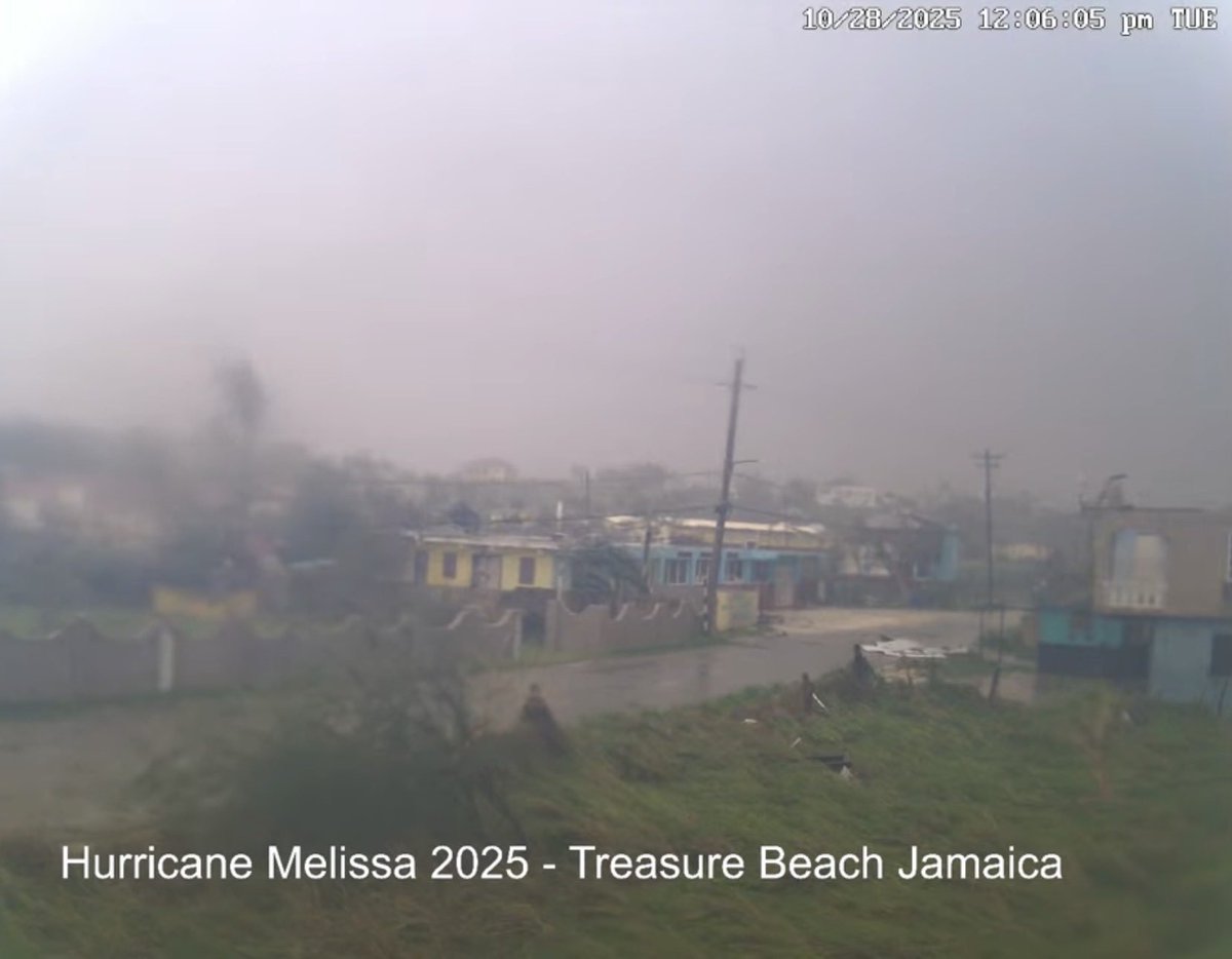 Calm in Hurricane Melissa as seen in Treasure Beach earlier this hour

#HurricaneMelissa #Tropicswx