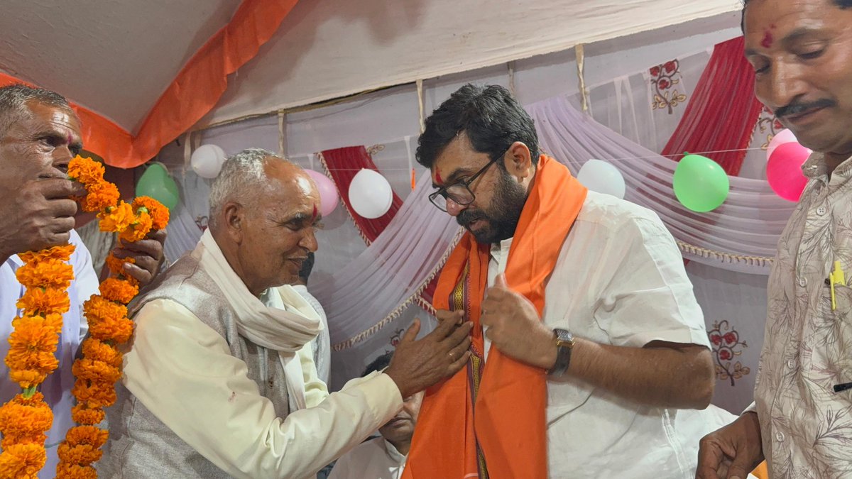 buntyviveksahu's tweet image. 📍 ग्राम विन्दरई, जुन्नारदेव विधानसभा

ग्राम विन्दरई में आयोजित विशाल झुम्मड अहिरी नृत्य प्रतियोगिता में उपस्थित हुआ । स्थानीय जन समुदाय से आत्मीय संवाद किया ।

आप सभी को दीपावली की हार्दिक शुभकामनाएं । 🪔

#Junnardev #AhiriNritya #Diwali2025 #CulturalEvent #BuntyVivekSahu