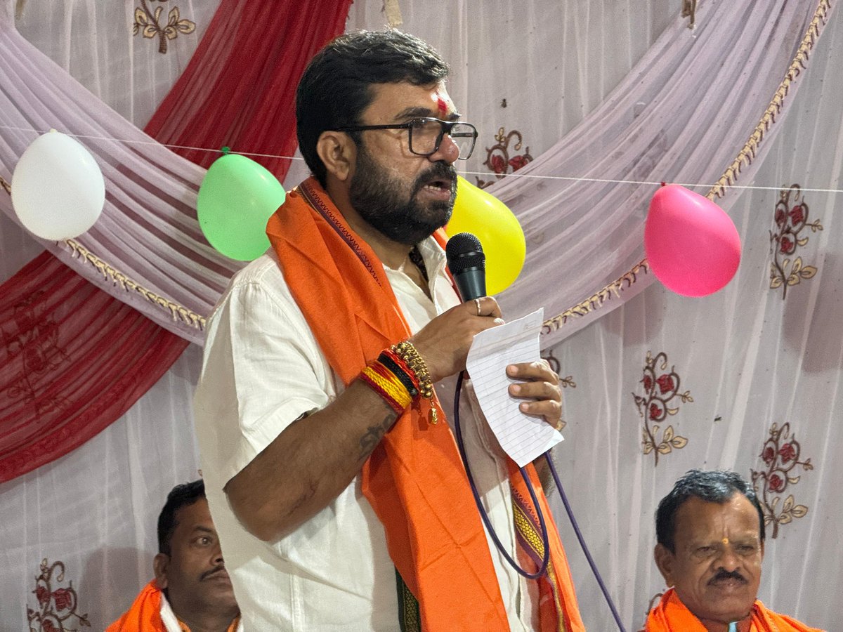 buntyviveksahu's tweet image. 📍 ग्राम विन्दरई, जुन्नारदेव विधानसभा

ग्राम विन्दरई में आयोजित विशाल झुम्मड अहिरी नृत्य प्रतियोगिता में उपस्थित हुआ । स्थानीय जन समुदाय से आत्मीय संवाद किया ।

आप सभी को दीपावली की हार्दिक शुभकामनाएं । 🪔

#Junnardev #AhiriNritya #Diwali2025 #CulturalEvent #BuntyVivekSahu