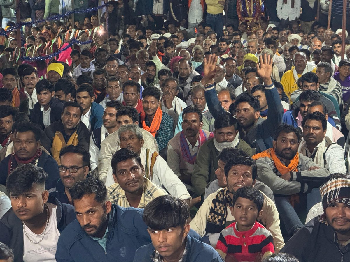 buntyviveksahu's tweet image. 📍 ग्राम विन्दरई, जुन्नारदेव विधानसभा

ग्राम विन्दरई में आयोजित विशाल झुम्मड अहिरी नृत्य प्रतियोगिता में उपस्थित हुआ । स्थानीय जन समुदाय से आत्मीय संवाद किया ।

आप सभी को दीपावली की हार्दिक शुभकामनाएं । 🪔

#Junnardev #AhiriNritya #Diwali2025 #CulturalEvent #BuntyVivekSahu
