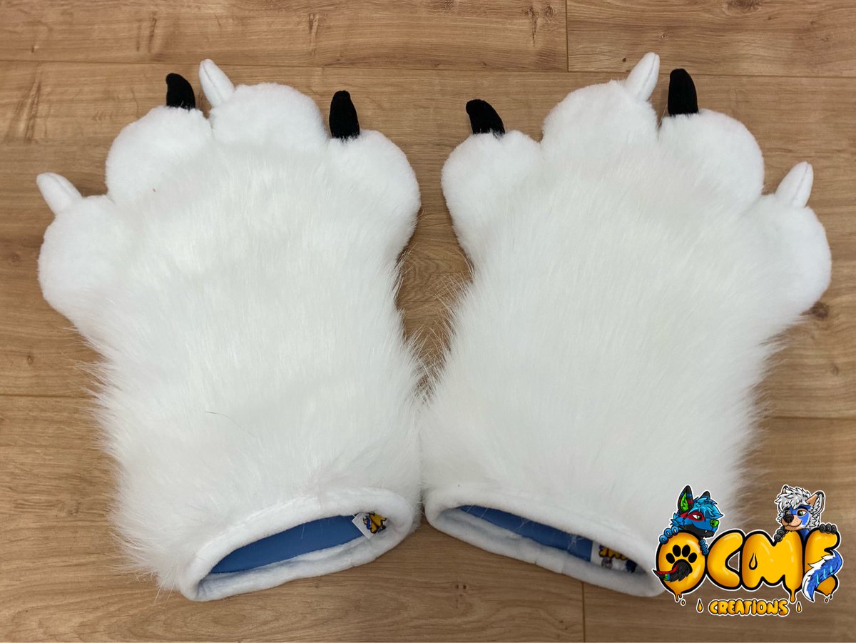 Die Handpaws der Wölfin mit Minkykrallen sind fertig 

The wolfes handpaws with minky claws are finished