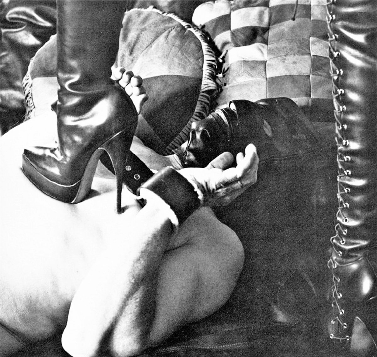 #VintageFemdom   Under her heel
