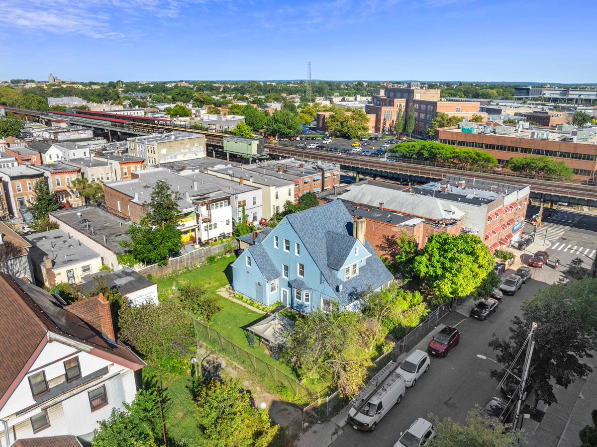IPRG_NY's tweet photo. 75-Foot Frontage Development Site Delivered Vacant For Sale

Asking $1,400,000

1418 Doris St, Westchester Village, Bronx | 7,125 SF lot | R5A zoning (≈10,688 buildable SF)

Near the Zerega Avenue and Castle Hill Avenue subway station (6 train)

718.360.8801 | info@iprg.bom https://t.co/msToSxlPTo