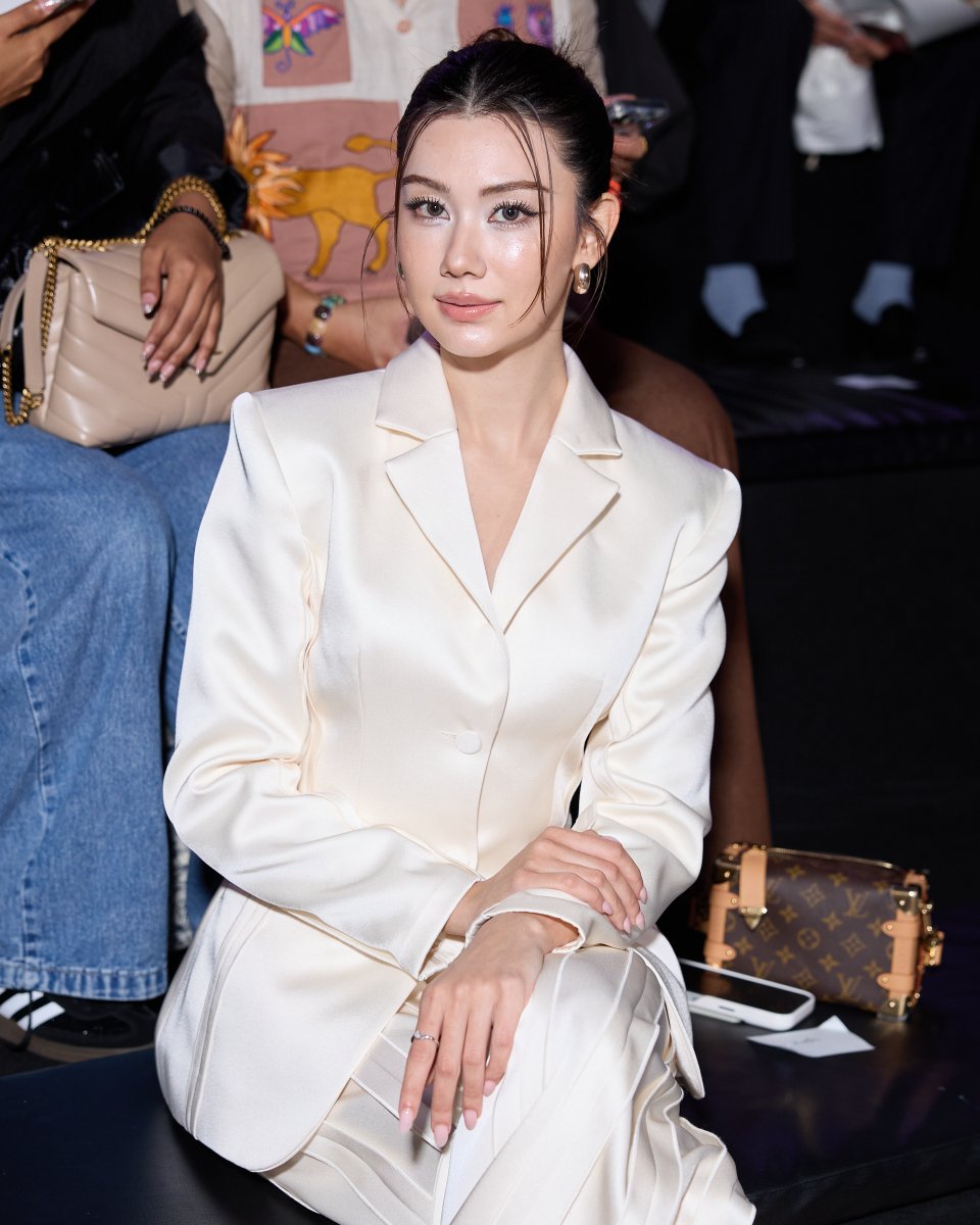 Siam_Paragon's tweet photo. #lalinalena ร่วมชมโชว์สุดพิเศษจากแบรนด์ ASVA
ASAVA "The Sentiment of Autumn"
Siam Paragon Bangkok International Fashion Week 2025 at Grand Runway, Parc Paragon, Siam Paragon
LENAMIU AT SIAM PARAGON
#SiamParagonBIFW2025xLenaMiu #AsavaBIFW2025 #ASAVA #lalinalena https://t.co/ZKghP7eC5q