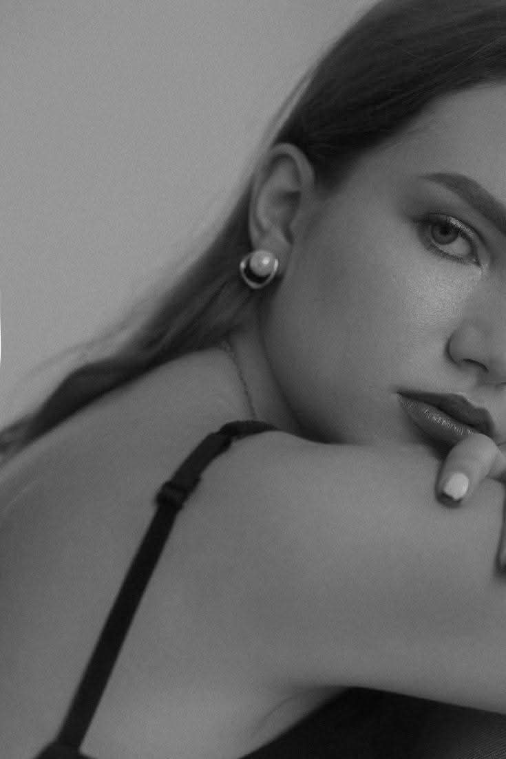 لكنك على حافة قلبي 
كل ليلة لا تسقط !

#𝐑𝔬𝔰𝖾𝕚𝕥𝐚