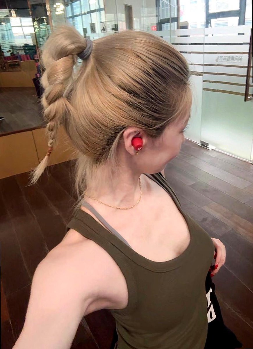 Natally22081037's tweet photo. being 18 is wild bc u either feel like a baby who needs supervision or a 40yo paying bills w back pain https://t.co/SeJl8YVOXT