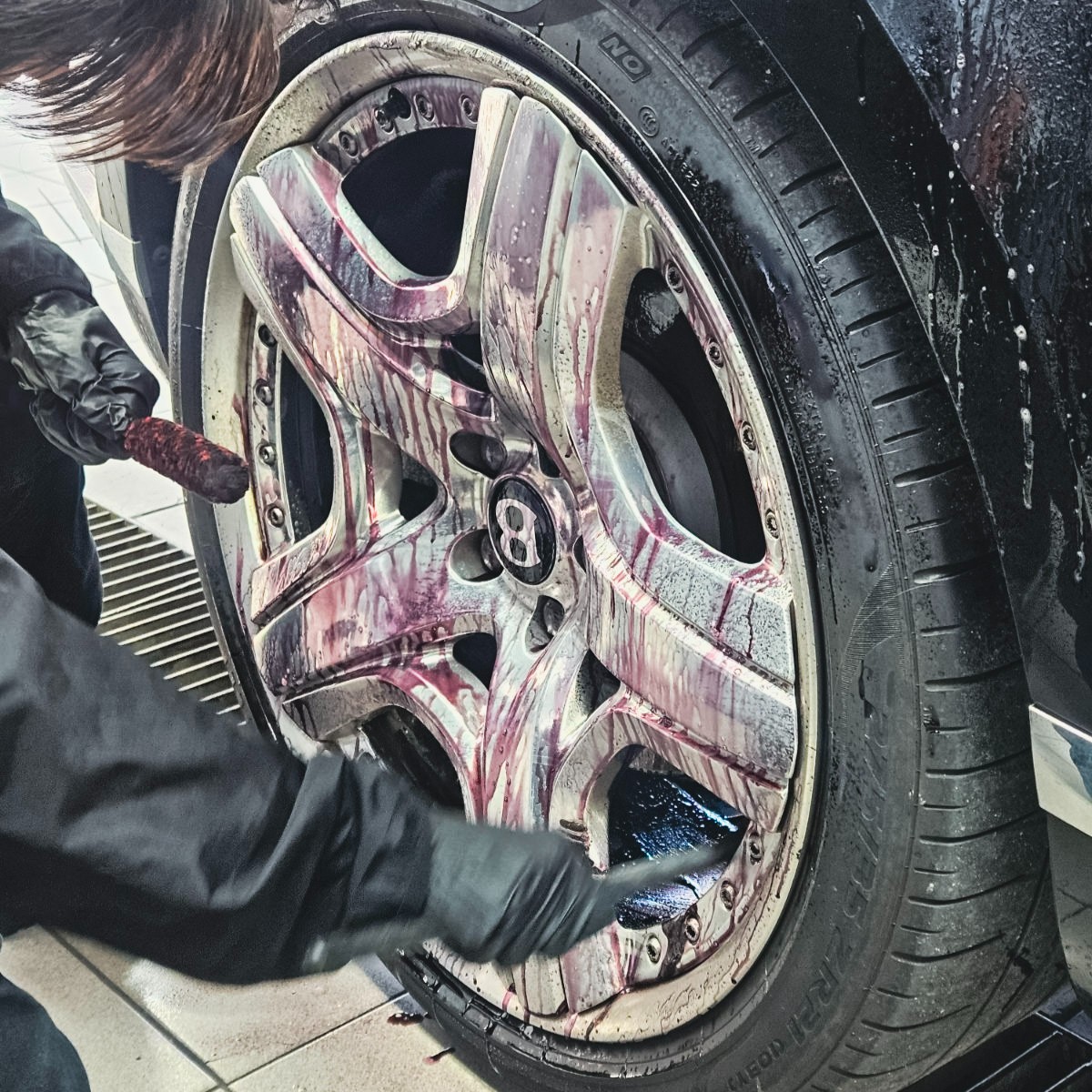 bubblescanada's tweet image. That pink bleed is the visual proof your wheels are getting detoxed! 🤯
That color change means our iron remover is dissolving corrosive brake dust and embedded metal particles that a regular wash misses.
#WheelDecontamination #IronRemover #Satisfying #DetailingExperts #CarCare