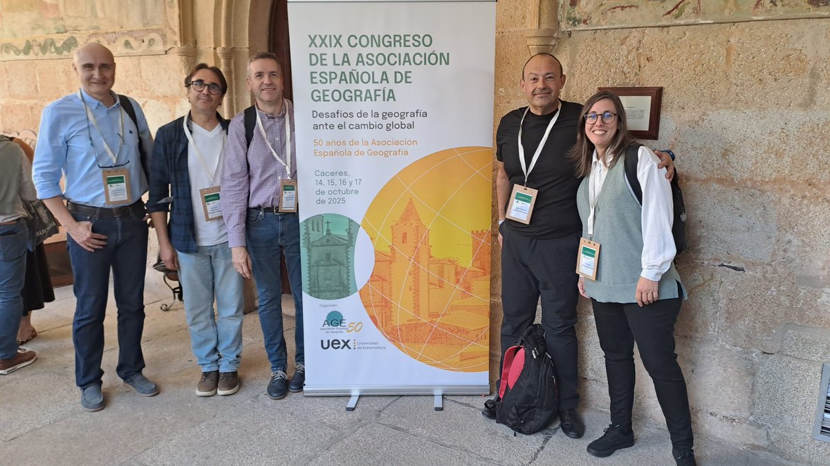 En el XXIX Congreso de la <a href="/AGE_Oficial/">Asociación Española de Geografía</a> contamos con una nutrida presencia de miembros de nuestro instituto de investigación de la <a href="/uclm_es/">Universidad de Castilla-La Mancha</a> donde presentamos varias comunicaciones y se hizo entrega del Premio de Innovación Docente liderado por nuestro compañero, <a href="/geografiandoesp/">Juan Antonio García González</a>.