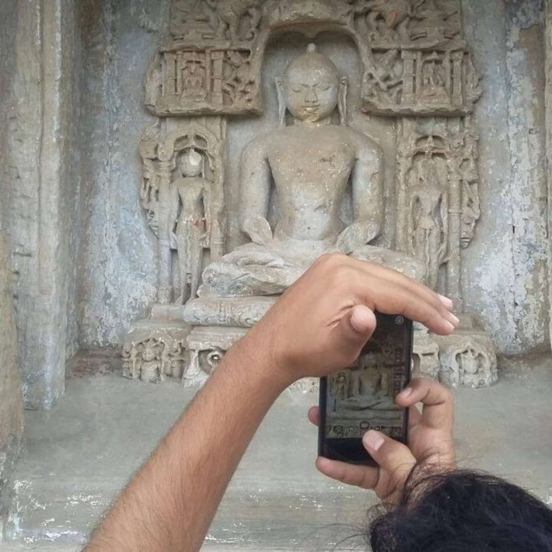 RushabRB's tweet image. अष्टोत्तरी तीर्थ माला ( १३ वी सदी) में श्री पावागढ़ जैन श्वेतांबर तीर्थ पर स्थित प्राचीन श्री महावीर जिनालय का वर्णन मिलता हैं।
#jaintirth