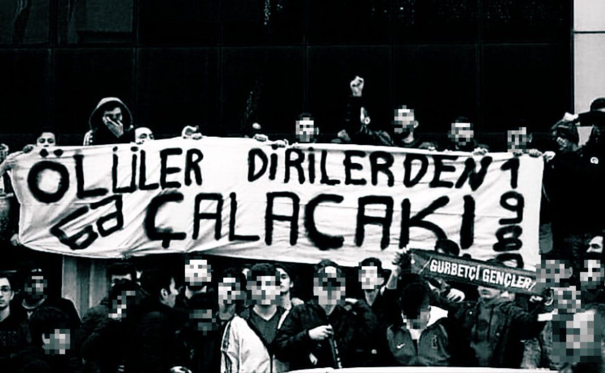 Kamış ses verince ,
Ney oldum sanır ,
İp gerilince yay oldum sanır ,
Saraya oturmakla padişah olmaz kişi ,
Aptal ata binince bey oldum sanır …
Sosyal medya değil şehir meydanıııı 🫡