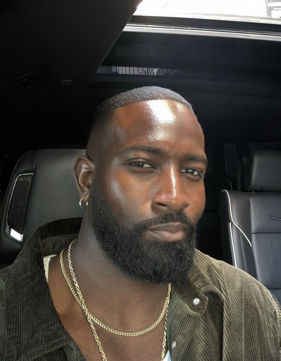 matureluv1's tweet image. Lunchtime mood: Clean cut. Smooth talk.
#BlackExcellence #MelaninKing #LunchVibes