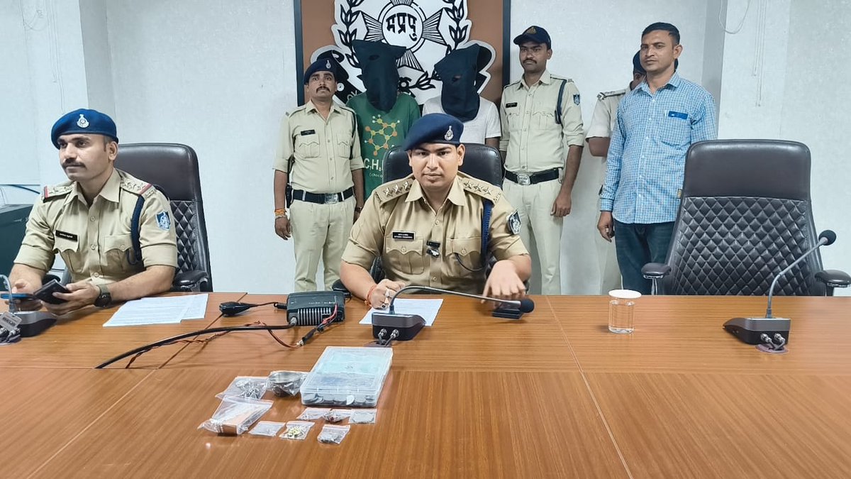 थाना औद्योगिक क्षेत्र रतलाम पुलिस ने मात्र 24 घंटे में चोरी का खुलासा कर दो आरोपियों को गिरफ्तार किया व चोरी गया माल मशरूका बरामद किया।
facebook.com/share/p/1CX3rs…
<a href="/CMMadhyaPradesh/">Chief Minister, MP</a> <a href="/mohdept/">Home Department, MP</a> <a href="/DGP_MP/">DGP MP</a> <a href="/MPPoliceDeptt/">Madhya Pradesh Police</a> <a href="/IgpUjjain/">IGP_Ujjain</a> <a href="/DIG_RATLAM_MP/">dig_ratlam@mppolice.gov.in</a> <a href="/JansamparkMP/">Jansampark MP</a> <a href="/projsratlam/">PRO JS Ratlam</a>