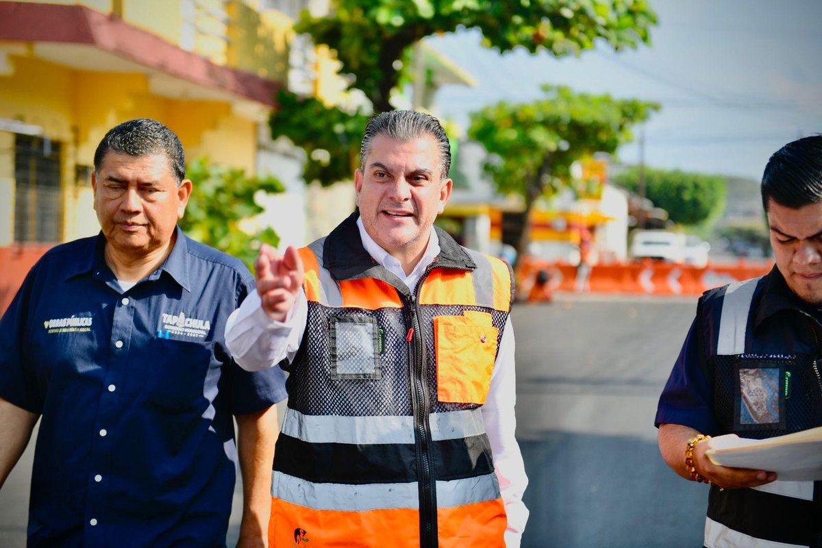 yamilmelgar's tweet image. Hoy recorrimos la 10ª Sur, detrás de Plaza Cristal, para constatar el avance de los trabajos del programa #RuedaSeguro, acompañados del Secretario de Obras Públicas, ING. William Penagos, y su equipo de trabajo.
En esta vialidad se intervienen 450 metros lineales por 12 metros de