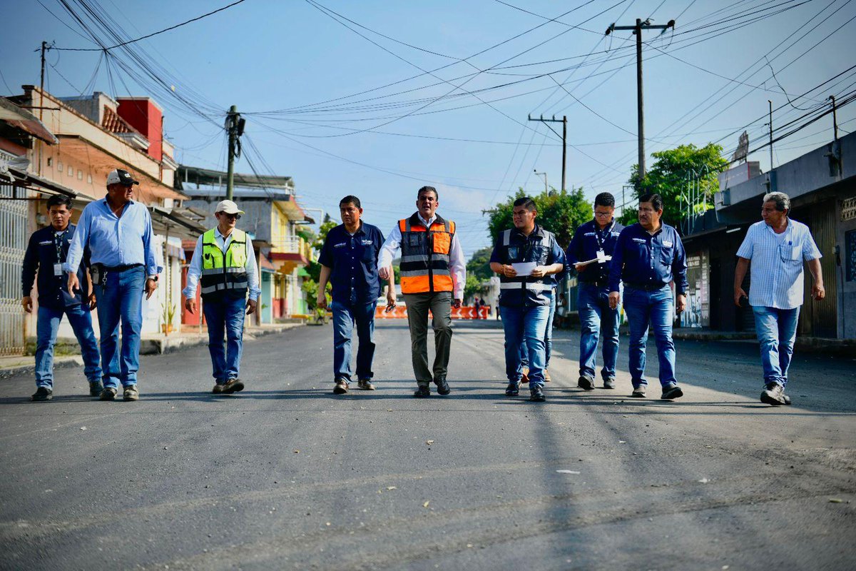 yamilmelgar's tweet image. Hoy recorrimos la 10ª Sur, detrás de Plaza Cristal, para constatar el avance de los trabajos del programa #RuedaSeguro, acompañados del Secretario de Obras Públicas, ING. William Penagos, y su equipo de trabajo.
En esta vialidad se intervienen 450 metros lineales por 12 metros de