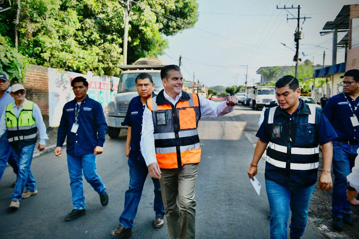 yamilmelgar's tweet image. Hoy recorrimos la 10ª Sur, detrás de Plaza Cristal, para constatar el avance de los trabajos del programa #RuedaSeguro, acompañados del Secretario de Obras Públicas, ING. William Penagos, y su equipo de trabajo.
En esta vialidad se intervienen 450 metros lineales por 12 metros de