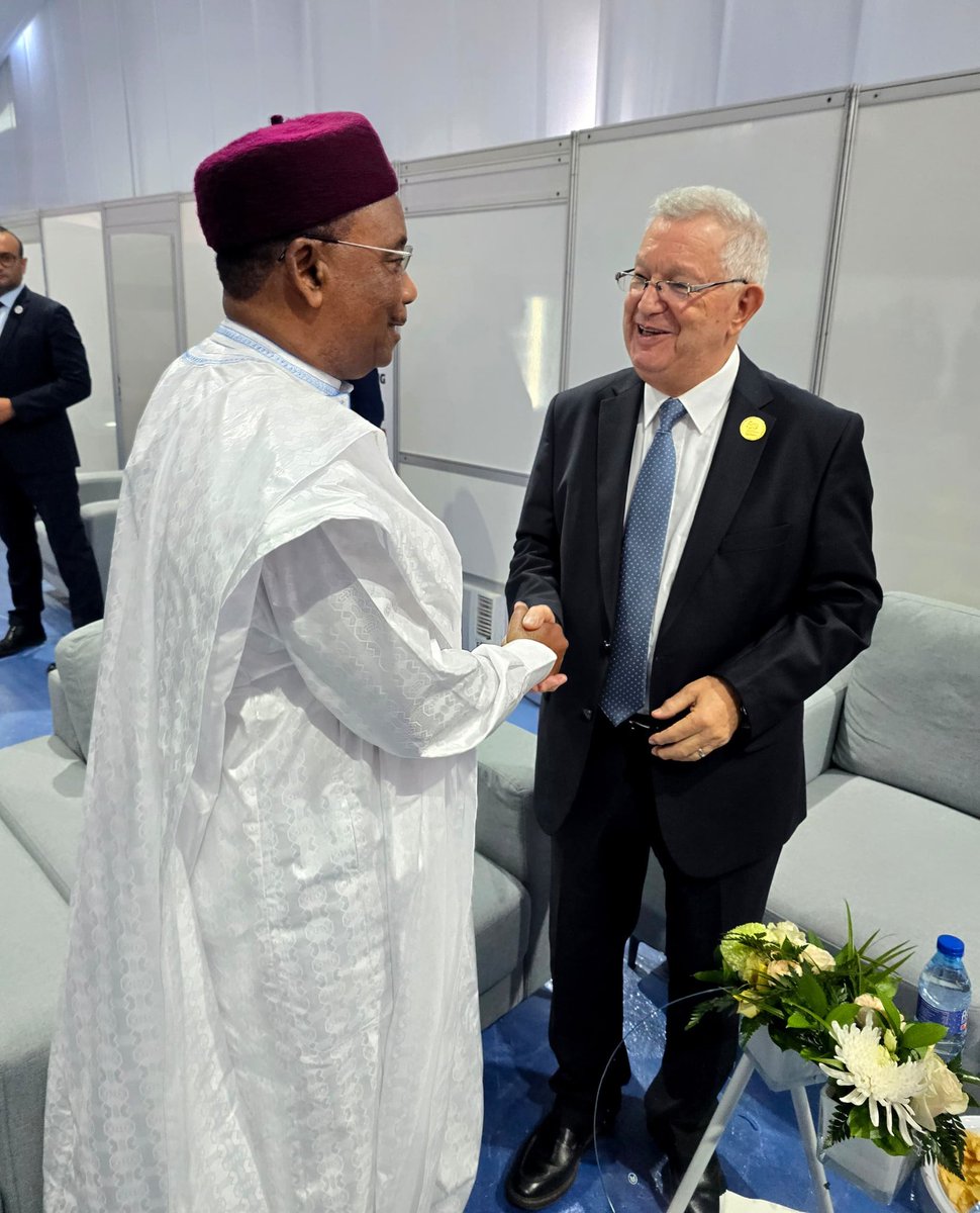 SEM Issoufou Mahamadou,ancien Président du #Niger et Champion de la #ZLECAF, prend part au Sommet sur le financement des infrastructures en #Afrique à #Luanda.  
À cette occasion, il a échangé avec : SEM Azzouz Nasri #Algerie,SEM Faure Gnassingbé #Togo,SEM João Lourenço #Angola