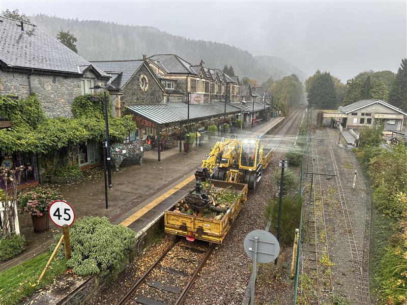 networkrail's tweet image. 🛤️ 🌳 Over the past month, we've worked across the scenic #Conwy Valley line - removing high-risk trees and clearing 600,000m² of vegetation.

This work will help prevent fallen trees from blocking the line during storms:

👉 networkrailmediacentre.co.uk/news/gbp-1-4m-…