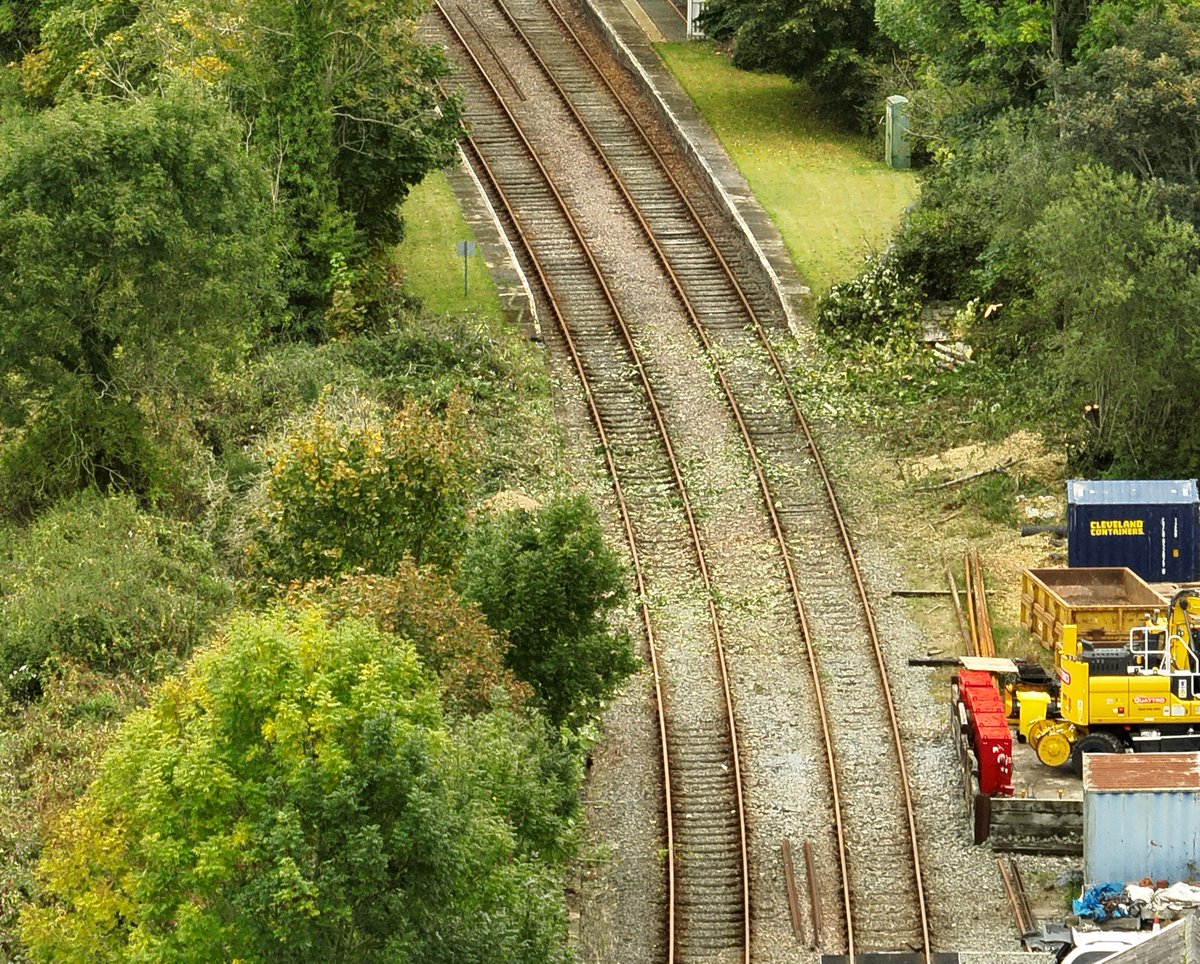 networkrail's tweet image. 🛤️ 🌳 Over the past month, we've worked across the scenic #Conwy Valley line - removing high-risk trees and clearing 600,000m² of vegetation.

This work will help prevent fallen trees from blocking the line during storms:

👉 networkrailmediacentre.co.uk/news/gbp-1-4m-…