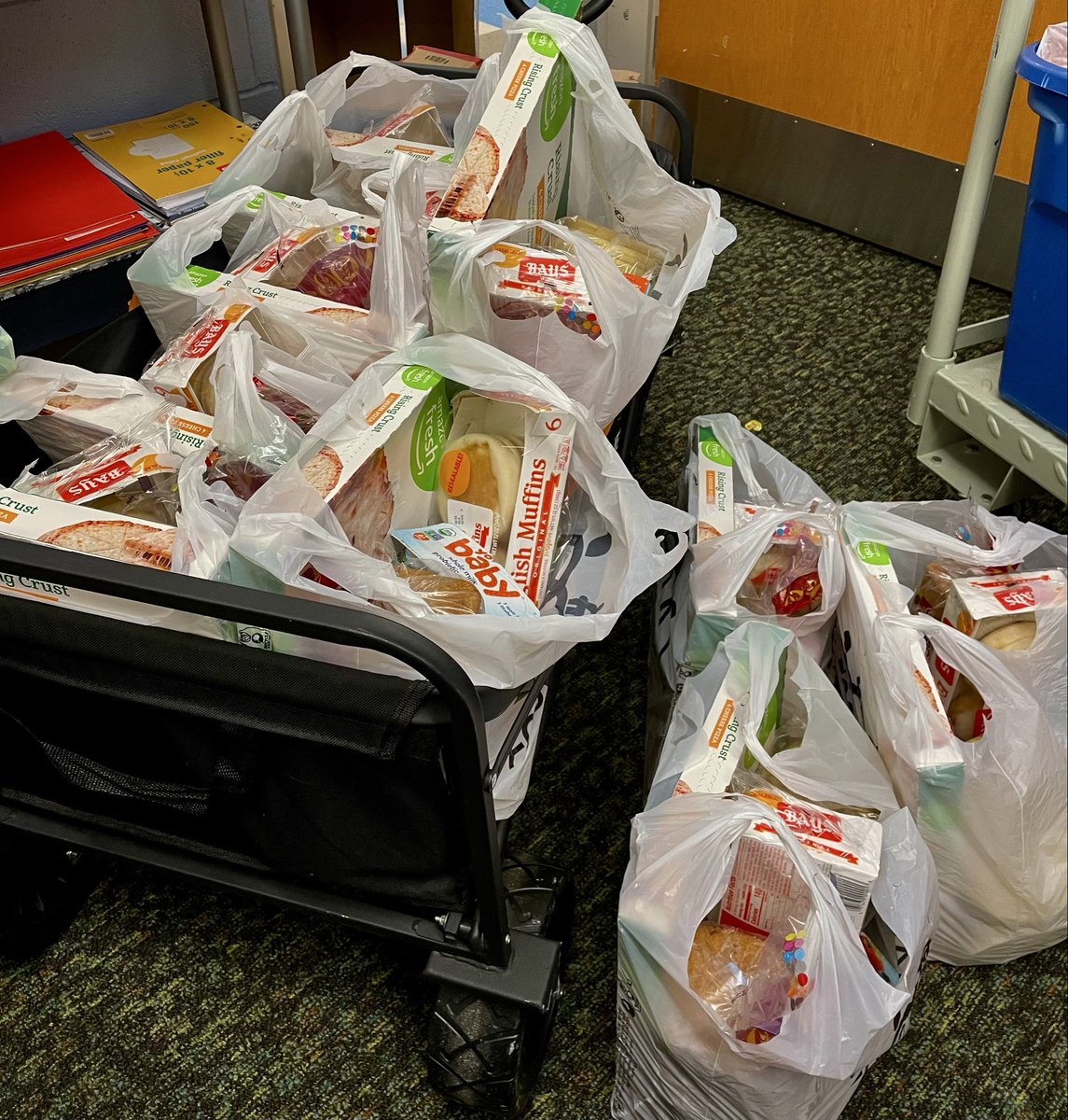 CSL_BelPreElem's tweet image. Thanks again to @sowhatelsehelps for providing food to assist our Bel Pre ES families. @LearnerDSLI @BelPrePandas @CSMCPS_Leader @CSconnect_MCPS @MCPS @MCPSEspanol