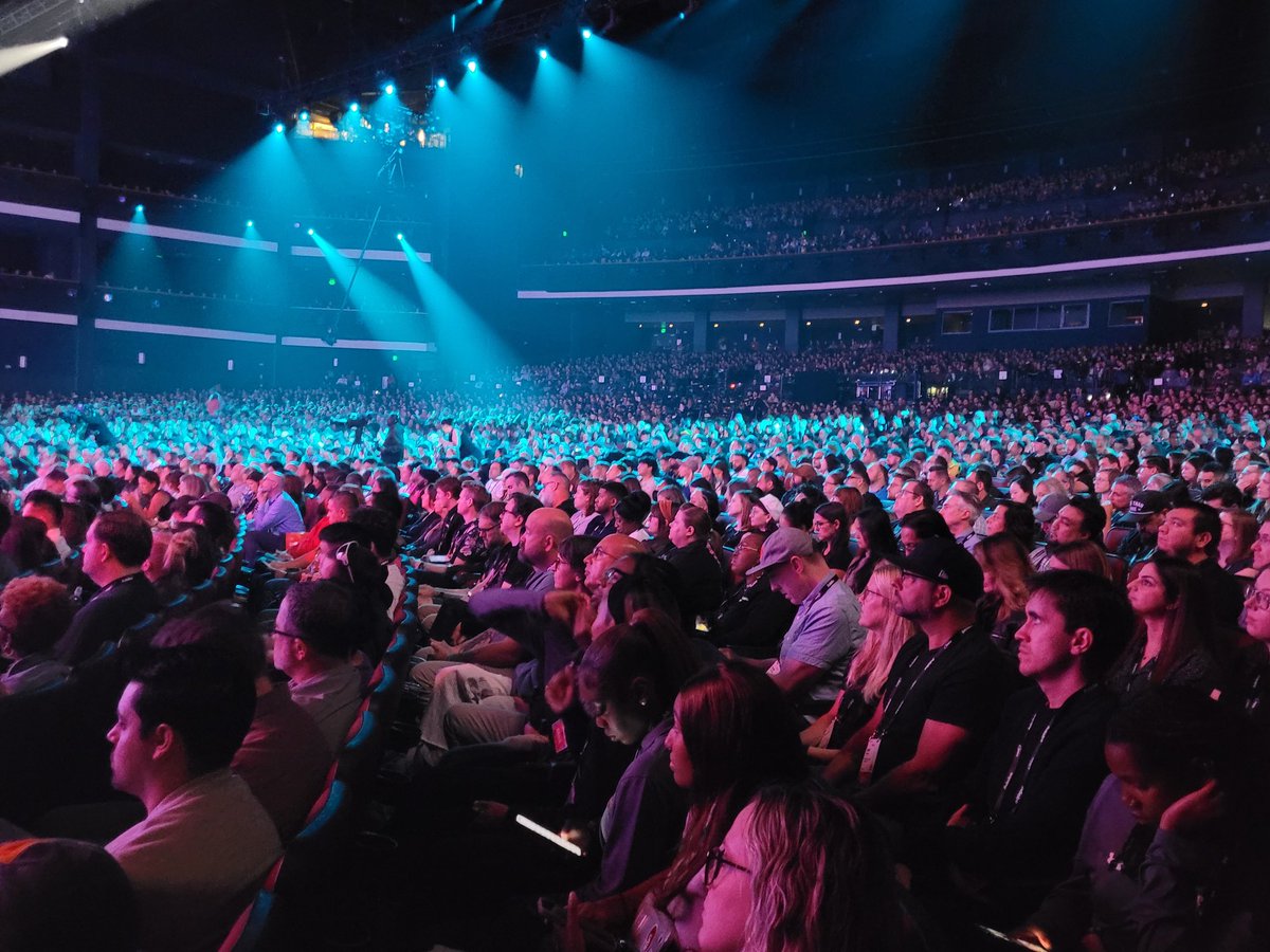 MsSonicFlare's tweet image. Keynote @cryptocom peacock theater 
Amazing full house! All of the creativity and innovation under one roof! 

#AdobeFirefly #adobemax  #adobecreativecloud #YouTube 

#BehindTheScenes
#Backstage
#24NotionMedia