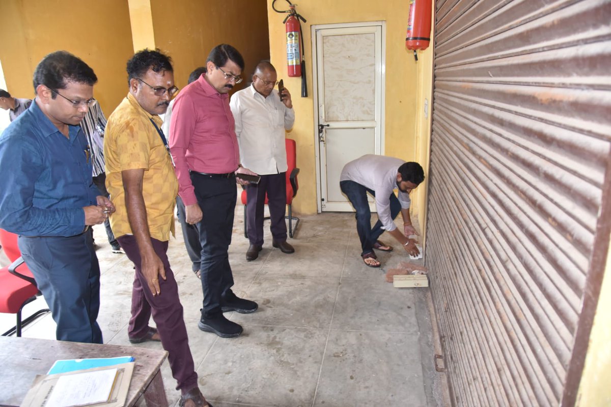 cdmvzm's tweet image. స్థానిక‌ #EVM గోదాముల‌ను జిల్లా క‌లెక్ట‌ర్ త‌నిఖీ చేశారు. గోదాము ష‌ట్ట‌ర్ల‌కు వేసిన సీళ్ల‌ను, తాళాల‌ను పరిశీలించి,  బందోబ‌స్తుపై స‌మీక్షించారు. #CCCamera ల ద్వారా చుట్టుప్ర‌క్క‌ల‌ ప‌రిస్తితుల‌ను ప‌రిశీలించారు. అప్ర‌మ‌త్తంగా ఉండాల‌ని అధికారుల‌ను, పోలీసు సిబ్బందిని ఆదేశించారు.