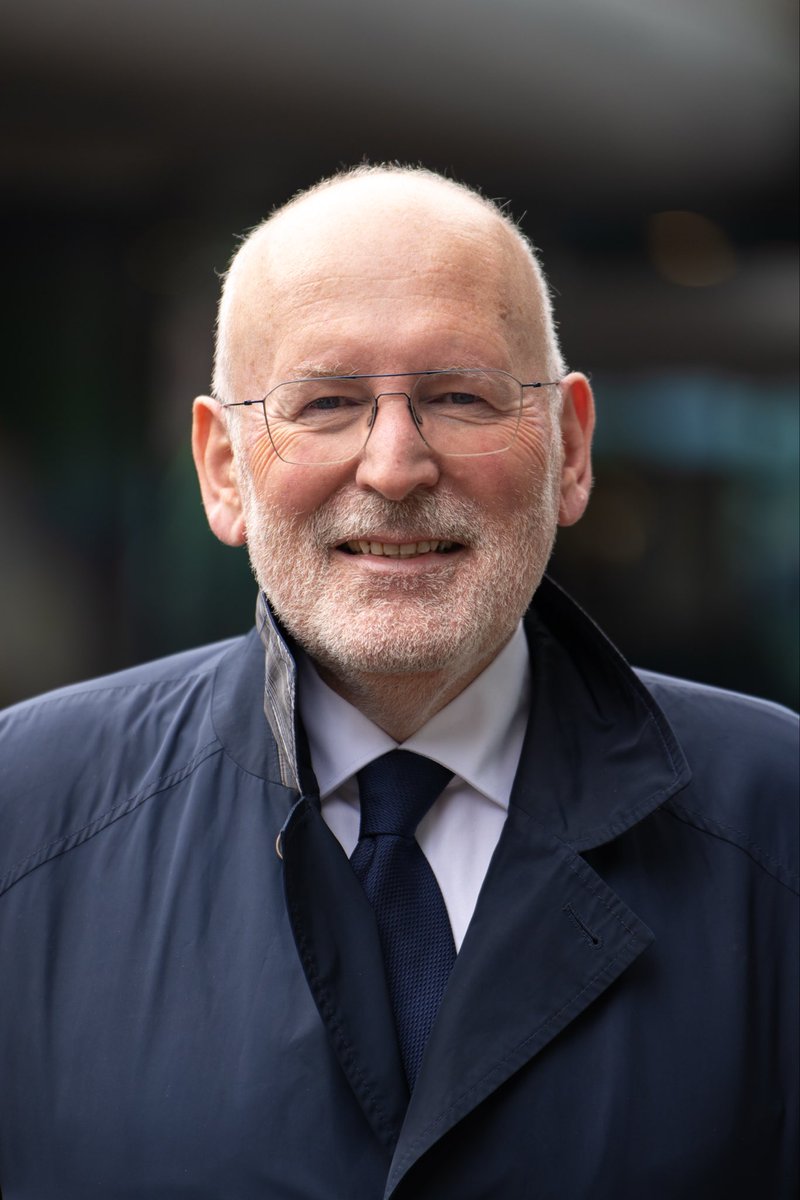 Volgens de peilingen wordt het een nek-aan-nek-race tussen Timmermans en Jetten. Hoewel ik Jetten sympathiek, vlot en een goede debater vind, wil ik als premier liever Timmermans. Hij heeft veel meer ervaring, vooral internationaal. 
Dit hebben we nodig in deze roerige tijden.