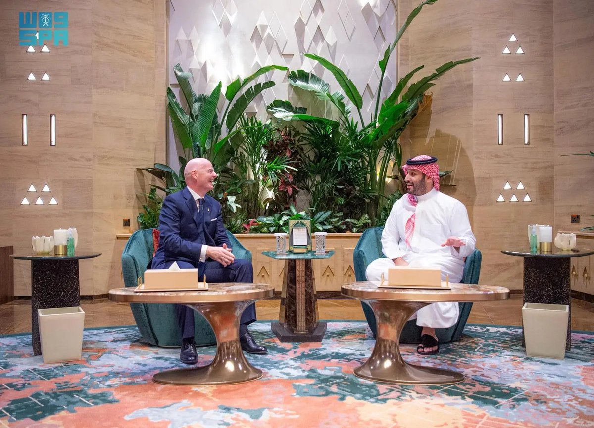 ariyadhiah_br's tweet photo. #عاجل | #ولي_العهد الأمير محمد بن سلمان يلتقي رئيس الاتحاد الدولي لكرة القدم ويستعرضان مجالات التعاون الرياضي والفرص الواعدة لتطويره. https://t.co/W36RTiyIZb