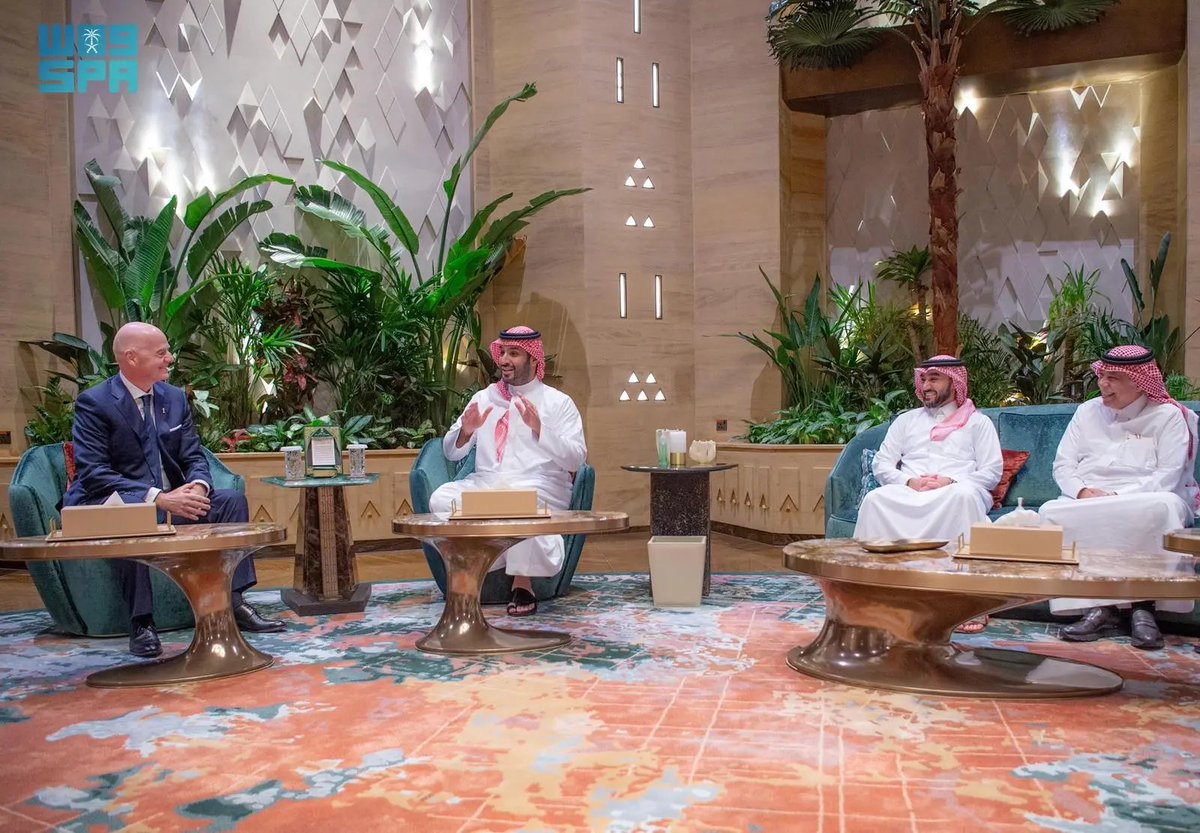 ariyadhiah_br's tweet photo. #عاجل | #ولي_العهد الأمير محمد بن سلمان يلتقي رئيس الاتحاد الدولي لكرة القدم ويستعرضان مجالات التعاون الرياضي والفرص الواعدة لتطويره. https://t.co/W36RTiyIZb