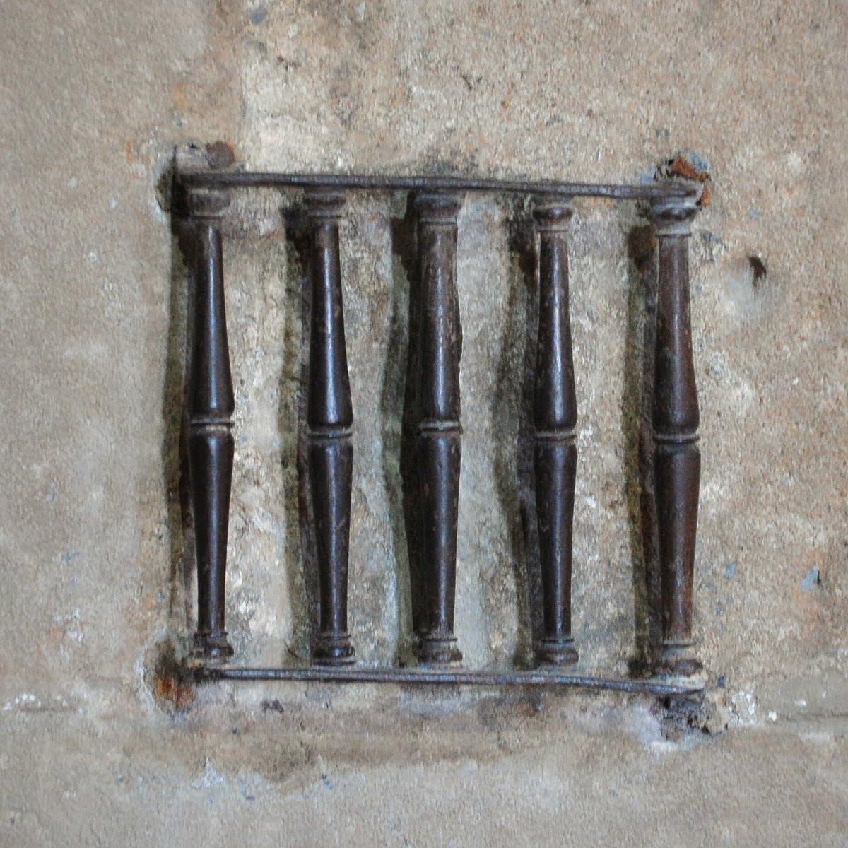 Esta es para nota, pero hay tanto/a crack por aquí que estoy seguro que lo sabéis o lo descubrís:
¿Qué sentido y utilidad podría tener esta rejita incrustada en el muro en el interior de una iglesia medieval palentina?
Y está en varias más...