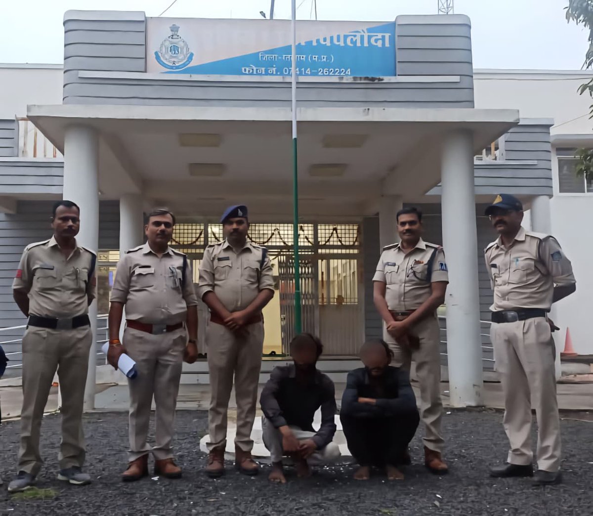 🚔 रतलाम पुलिस की प्रभावी कार्रवाई
थाना पिपलौदा एवं रिंगनोद पुलिस ने त्वरित कार्रवाई करते हुए अपह्रत 02 नाबालिग बालिकाओं को बाड़मेर (राजस्थान) से सकुशल बरामद किया एवं 02 आरोपियों को गिरफ्तार कियाfacebook.com/share/p/1ACebC…
<a href="/CMMadhyaPradesh/">Chief Minister, MP</a> <a href="/mohdept/">Home Department, MP</a> <a href="/DGP_MP/">DGP MP</a> <a href="/MPPoliceDeptt/">Madhya Pradesh Police</a>