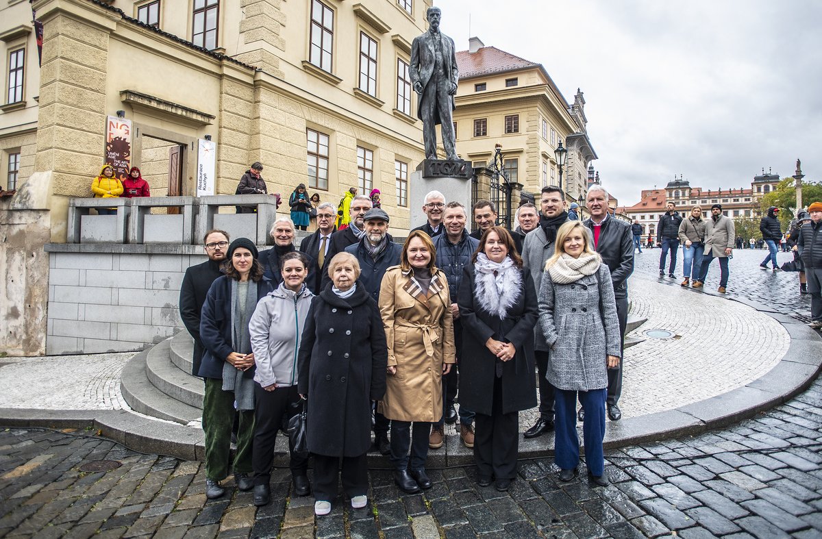 Česká konference rektorů (ČKR) uctila dnes svátek 28. října položením květin u sochy prvního československého prezidenta Tomáše Garrigua Masaryka v Praze na Hradčanském náměstí. Jako první z 15 účastníků položila kytici k soše TGM za celou ČKR předsedkyně ČKR Milena Králíčková.