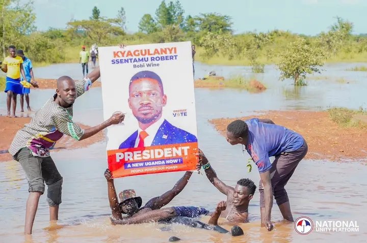 KIIRAISIMA4's tweet photo. This is precisely why we must redefine governance in Uganda. Four decades of empty promises, potholes, and perennial floods  yet taxpayers continue to fund luxury convoys and propaganda.
A state that cannot guarantee safe roads for its citizens has abandoned its social contract https://t.co/34SWre6q93