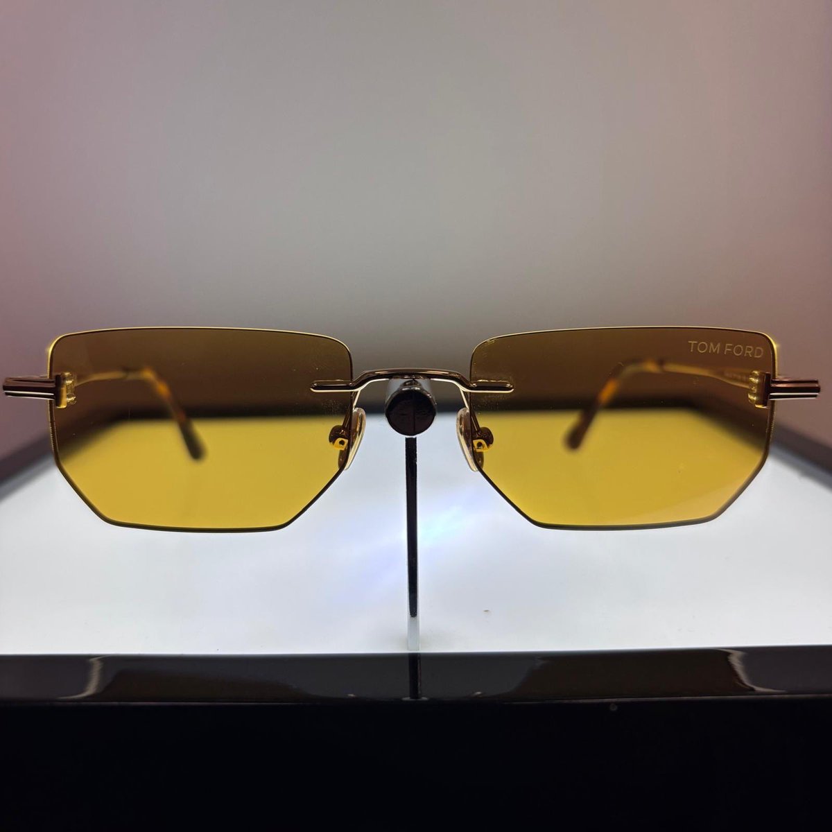 Kresinsky's tweet photo. Neue randlose Tom Ford Sonnenbrillen eingetroffen! 😎
2026: Rimless wird Mega-Trend – Farben, Formen, Freiheit.
Jetzt schon bei @Kresinsky ☀️

#Kresinsky #Seit1832 #TomFord #RimlessTrend #Würzburg https://t.co/EvkGGB0YMm