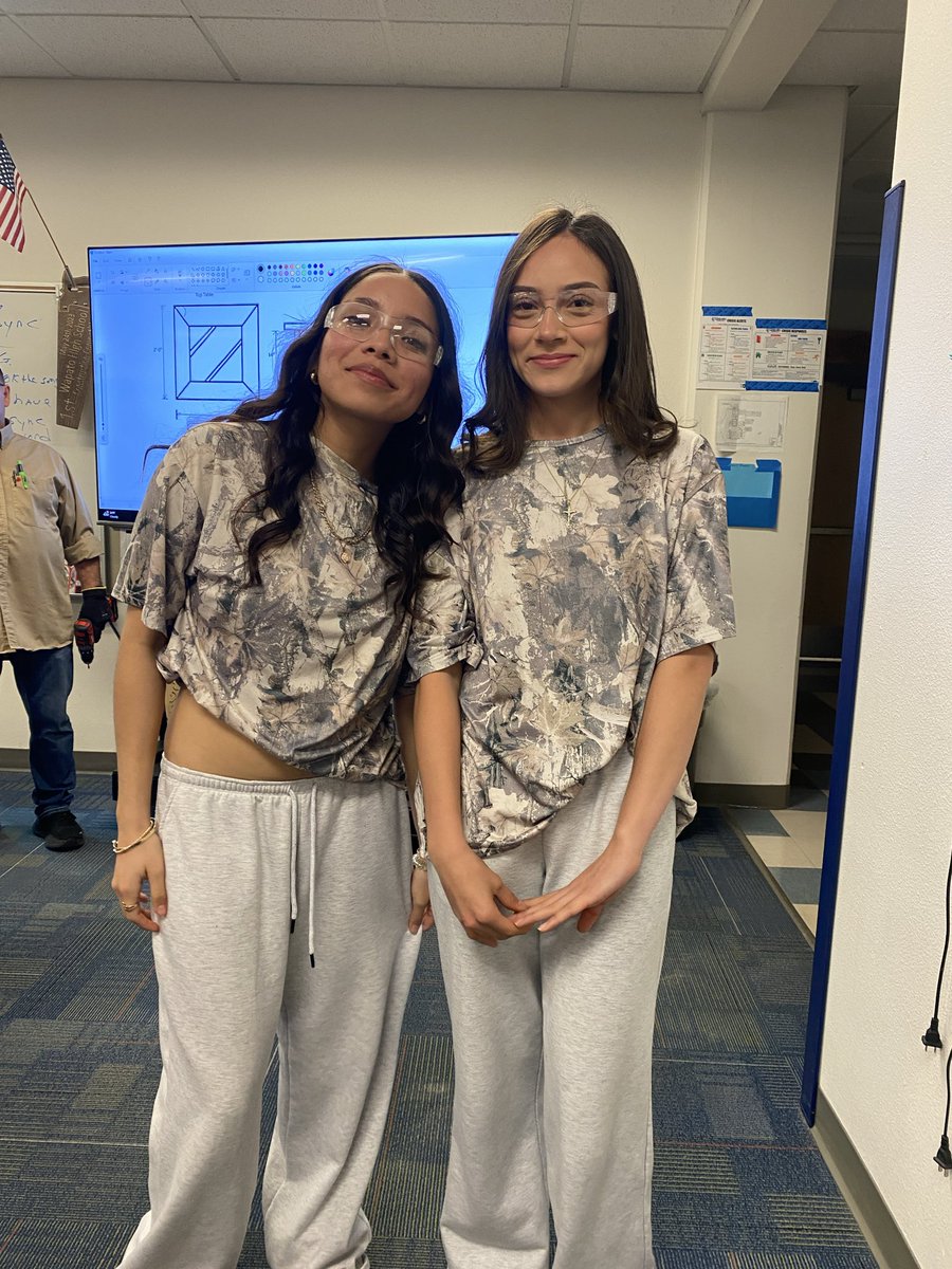 WapatoSD's tweet image. 👯‍♀️ Twin vibes at Wapato High! Our students showed off their creativity and school spirit for Twinning Day as part of our Halloween Spirit Week 🎃💙🐺 Way to go, Wolves — you make school spirit look good! #WapatoPride #WolfPackSpirit #SpiritWeek
