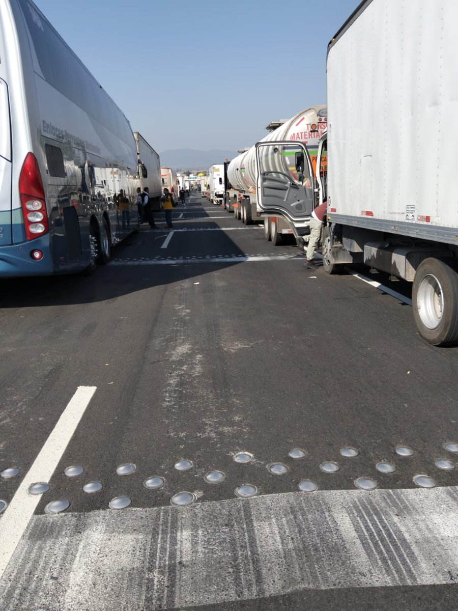 vanessanieves80's tweet photo. @telediario Ayuda , porfavor difundir , bloqueo de mas de 24 horas en carretera a Guadalajara 🙏🏻  hay muchas personas ya desesperadas , son ganaderos los que bloquean. https://t.co/RMV6nKmORZ