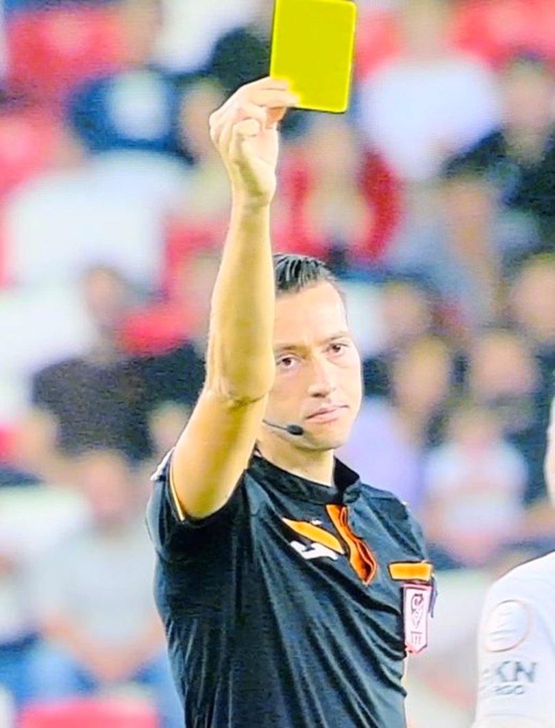 "Neymiş Bu Yapı?" kitabımdan...
3 Temmuz’u, haksız rekabeti anlatacak bana…
Bir de bu fotoğrafı hatırlayacağım…
Muslera’ya kart gösteren Zorbay Küçük 'ün hakemlerimizin mahcubiyeti…