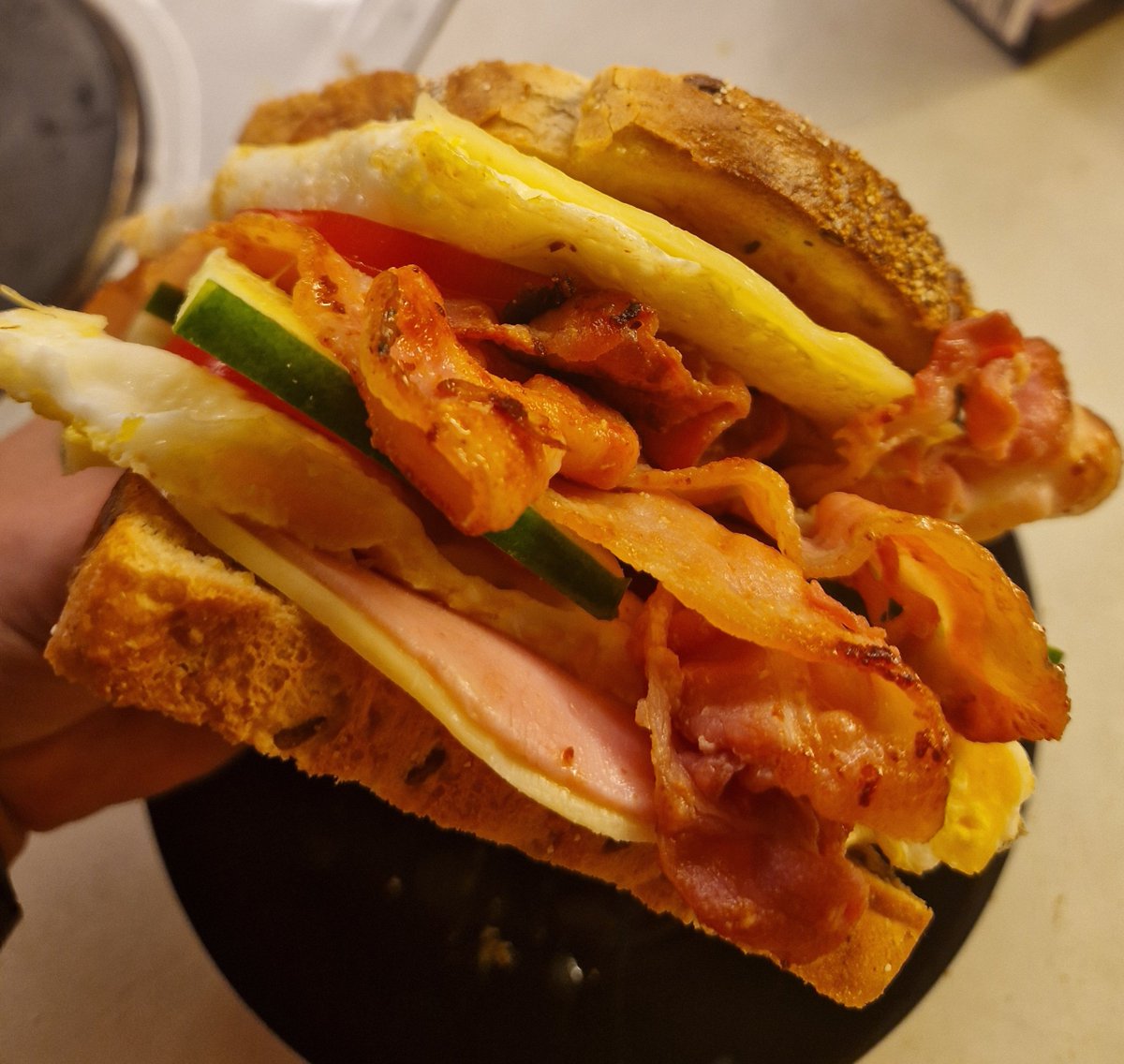 aiti_maa's tweet photo. Koska mun pitää vähän seurata linjojani, niin en syö enempää leipää kuin max.2 siivua/pv.✋️
Tässä laihisleivässäni on
4 siivua juustoa
2 - kinkkua
6 - pekonia
4 - tomaattia
4 - kurkkua
3 kananmunaa
#linjat #iltsukkapaltsu https://t.co/kTftb7OBn6