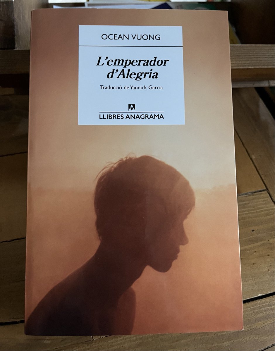 Acabat. Ja em va encantar l'anterior, i aquest ho ha tornat a fer. Una manera única en descriure històries de vida. En Hai i la Grazina. La bellesa de relació que creen. Tendresa, soledat. I la sempre magnífica traducció d'en <a href="/yannickgp/">Yannick Garcia</a> que fan d'aquest Emperador una gran lectura