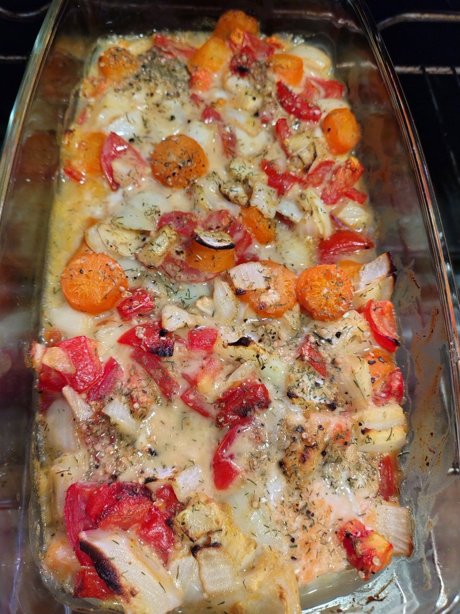 apipkin1's tweet photo. Today's foodporn: rainbow trout, oven baked in graved sauce with vegetables, with a thick layer of smoked Italian scamorza cheese on the top. Served with Mediterranean spiced wedges. 

#fishing #catchandcook
🎣🐟 https://t.co/H3nyQh3XIQ