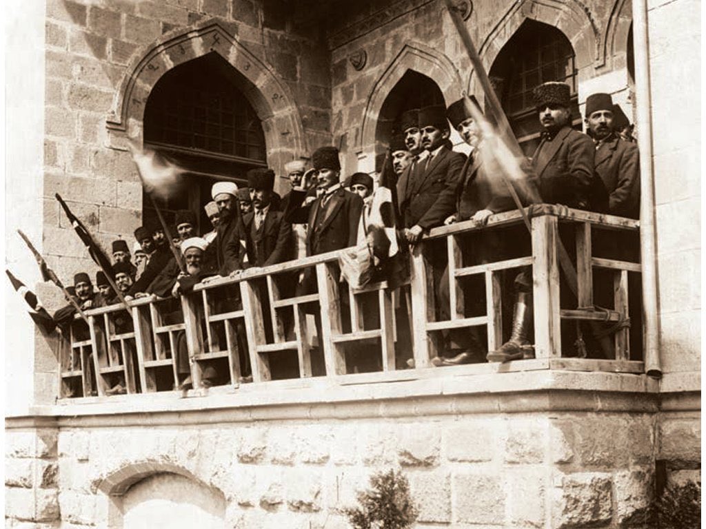 "Efendiler! Yarın Cumhuriyeti İlan Edeceğiz!"
Kurtuluş İçin Savaşan  Gazi Mustafa Kemal Atatürk İle Silah Arkadaşlarının, Şehitlerimizin Tinleri  Şad Olsun.
#GaziMustafaKemalAtatürk
#Cumhuriyetimizin102YılıKutluOlsun
#NeMutluTürkümDiyene
#EfendilerYarınCumhuriyetiİlanEdeceğiz