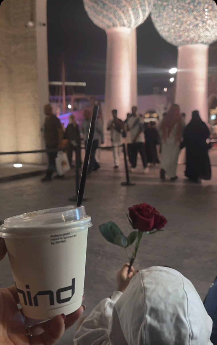 حين أجدها،
سيتقلّصُ المساءُ كقطرة صغيرة
تسقطُ في كأسكَ.  
كلُّ شيءٍ سيهدأ، 
حتى قلبي الذي ظلَّ يُحاربُ بلا رايةٍ لسنوات.  

الكلمة التي أبحث عنها الآن:
تُشبهُ نافذةً تُطلُّ على الماضي. ويدًا تربّتُ على كتفِ أحدهم حين ينهكهُ الركضُ ويتمنى أن يقفز قفزة أخيرة.
#مساء_الــود_والـــورد