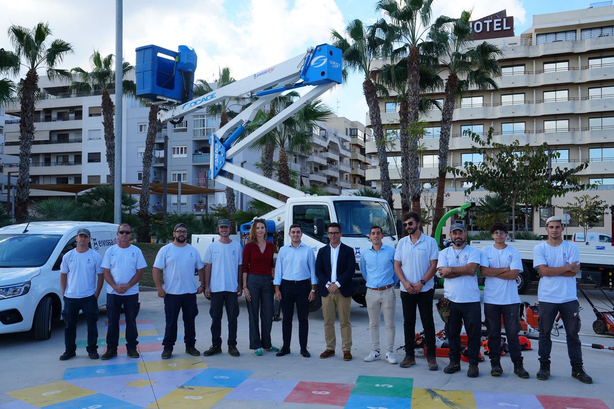 manujroig's tweet photo. Avanzamos hacia una Eivissa + verde con la llegada de la contrata de Jardines. 
Desde el @ajeivissa hemos conseguido casi duplicar la plantilla de jardineros, consiguiendo así mejorar el mantenimiento y estado de las zonas verdes municipales. https://t.co/Tx0Uf1ZKEQ