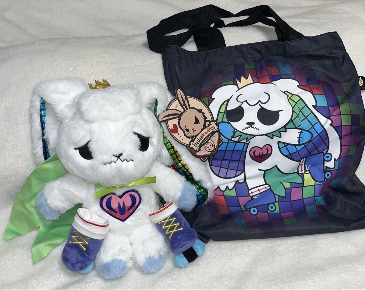 FairlyOddRadish's tweet image. I was so excited when my package from #PlushieDreadfuls arrived.
This is #PanicDisorder bunny. Look at that super cute tote bag 😍
They’re getting panicky from the bright lights and photos so time to darken the room and take a nap 😴
I need to think of a name 🥰
#PlushieDreadful