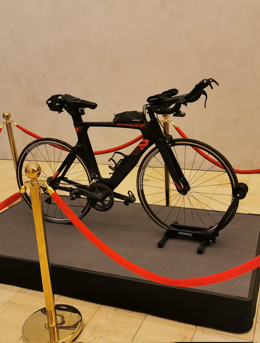 Das letzte Bild, das Lior Waitzman vor seiner Ermordung am 7. Oktober 2023 aufnahm (links). Jetzt ist sein Fahrrad in München zu sehen in der Ausstellung "Der israelische Sport und der 7. Oktober".