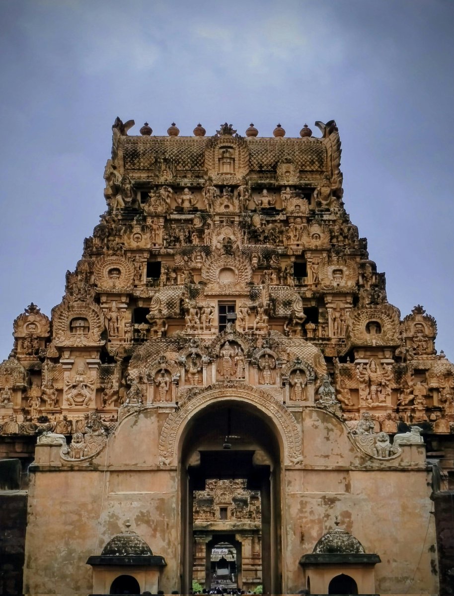 Anshul_arya167's tweet image. यह छवि बृहदीश्वर मंदिर (जिसे बृहदीश्वरार मंदिर या बड़ा मंदिर भी कहा जाता है) की है, जो तमिलनाडु के तंजावुर में स्थित है. 
यह यूनेस्को की विश्व धरोहर स्थलों में से एक है| इस भव्य मंदिर का निर्माण चोल वंश के राजा राजाराज चोल प्रथम ने करवाया था. 
#History
#indianhistory