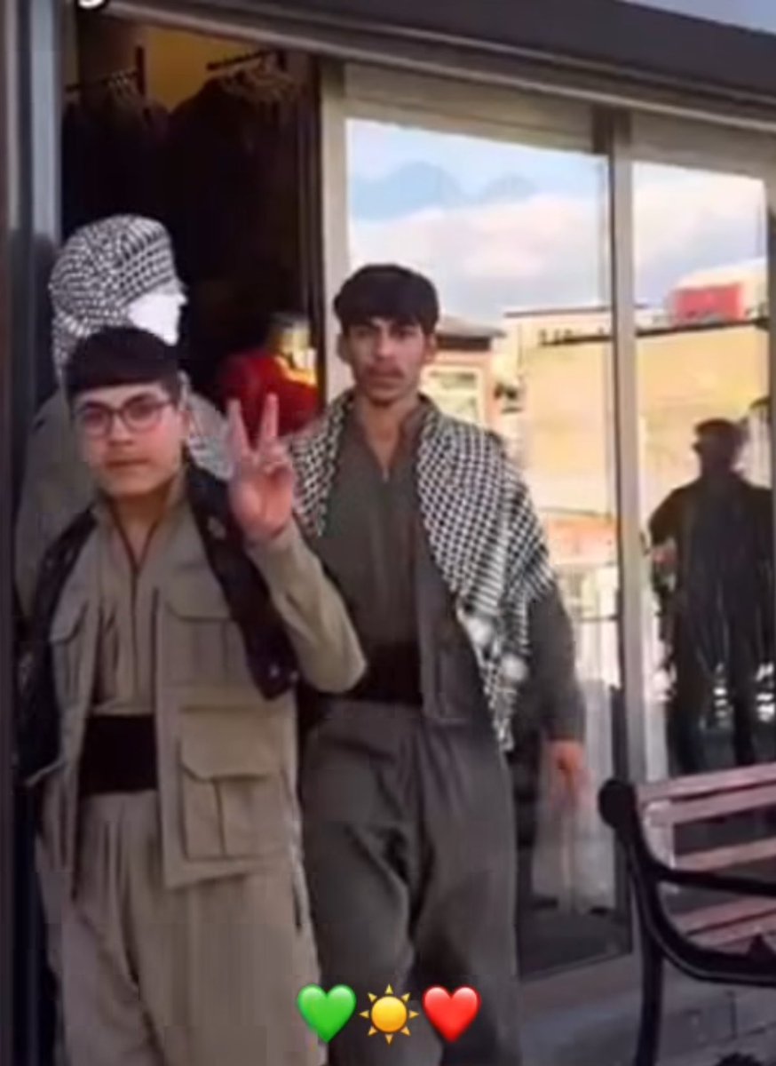 Asli3616's tweet photo. Gelelim Ümran Öksüzoğlu'nu hayattan koparen katil "Vanlı Ulaş Aras" isimli şahısa. Edindiğim bilgilerde katil Ulaş Arasın kuzeni olan Muhammed Demir isimli şahıs, Ümran öldüğünde Sosyal Medya hesabındaki, biyografisine alay eder gibi tarihi not olarak eklemiş. 

Şahıslar aslen Vanlı ve Aşiret kökenli. Sizin Aşiret ağasının oğlu, torunu bilmem ne olduğunuz bizi zerre ilgilendirmez. Biz Türküz, Türkçüyüz, Atatürkçüyüz bunu aklınıza kazıyın. Sonra iki kere düşünün bir Türkü birdaha tehdit edebilirmisiniz diye! 

Katil Ulaş Aras ve eğitimsiz Ailesi, yargılanacak aziz Türk milleti adaleti görecek ve rahat uyuyacak. Bundan sonra Yağız aziz Türk milletinin evladıdır ve sorumluluğu altındadır. Onu ve değerli Ailesini korumak aziz Türk Milletinin boynunun borcudur.

Aşiret ağası, oğlunuz, torununuzun artık neyiniz oluyorsa tasmasını iyi çekin.
Katilin tüm Ailesi pkklı. Pkk kıyafeti giyip, zafer işareti yapmışlar! Arkasında aşiret var mı diye bu zagrosu saldınız?! Yağız bebeğe ne diyeceksiniz! Nasıl gece rahat uyuyacaksınız!

Bu teröristi ve sülalesini tutuklayacaksınız! @VanEmniyet @tcvanvaliligi bizim Askerimize can borcumuz var!!!! Ayrıca Katil Ulaş Aras isimli şahısta herhangi bir pişmanlık görülmemektedir. Gereğinin yapılmasını arz ve talep ediyorum.

@adalet_bakanlik 

#ÜmranİçinAdalet