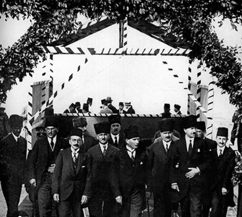 bskhtyvllgi's tweet photo. #Cumhuriyet,kimsesizlerin kimsesidir”.
Cumhuriyetimizin 102’nci yıldönümümde Gazi Mustafa Kemal Atatürk başta olmak üzere silah arkadaşlarını ve tüm şehitlerimizi rahmetle, kahraman gazilerimizi minnet ve şükranla anıyor; Aziz Milletimizin Cumhuriyet Bayramını kutluyorum. https://t.co/7P5td6UhhD