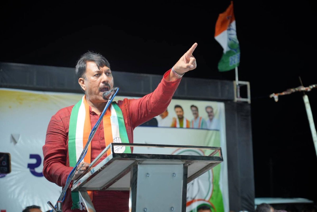 AmitChavdaINC's tweet photo. ��य जवान, जय किसान

किसान विरोधी भाजपा सरकार की अन्यायपूर्ण नीतियों के खिलाफ कांग्रेस पार्टी द्वारा आयोजित कृषक आंदोलन, हलदड गांव, बोटाद

साज़िशकर्ता भाजपा सरकार ने बोटाद जिले में B टीम के साथ मिलकर षड्यंत्र रचा, किसानों पर लाठियाँ बरसाईं, घरों में तोड़फोड़ की, आतंकवादी की तरह मुकदमे कराकर किसानों को कोर्ट- कचहरी के चक्कर कटवाए और किसानों की दिवाली खराब कर दी।

आने वाले समय में किसानों के सा��� मिलकर महा आंदोलन कर गांधीनगर कूच करने का आह्वान।

कांग्रेस पार्टी द्वारा आयोजित आंदोलन में
किसान स्वेच्छा से बड़ी संख्या में उपस्थित रहे।