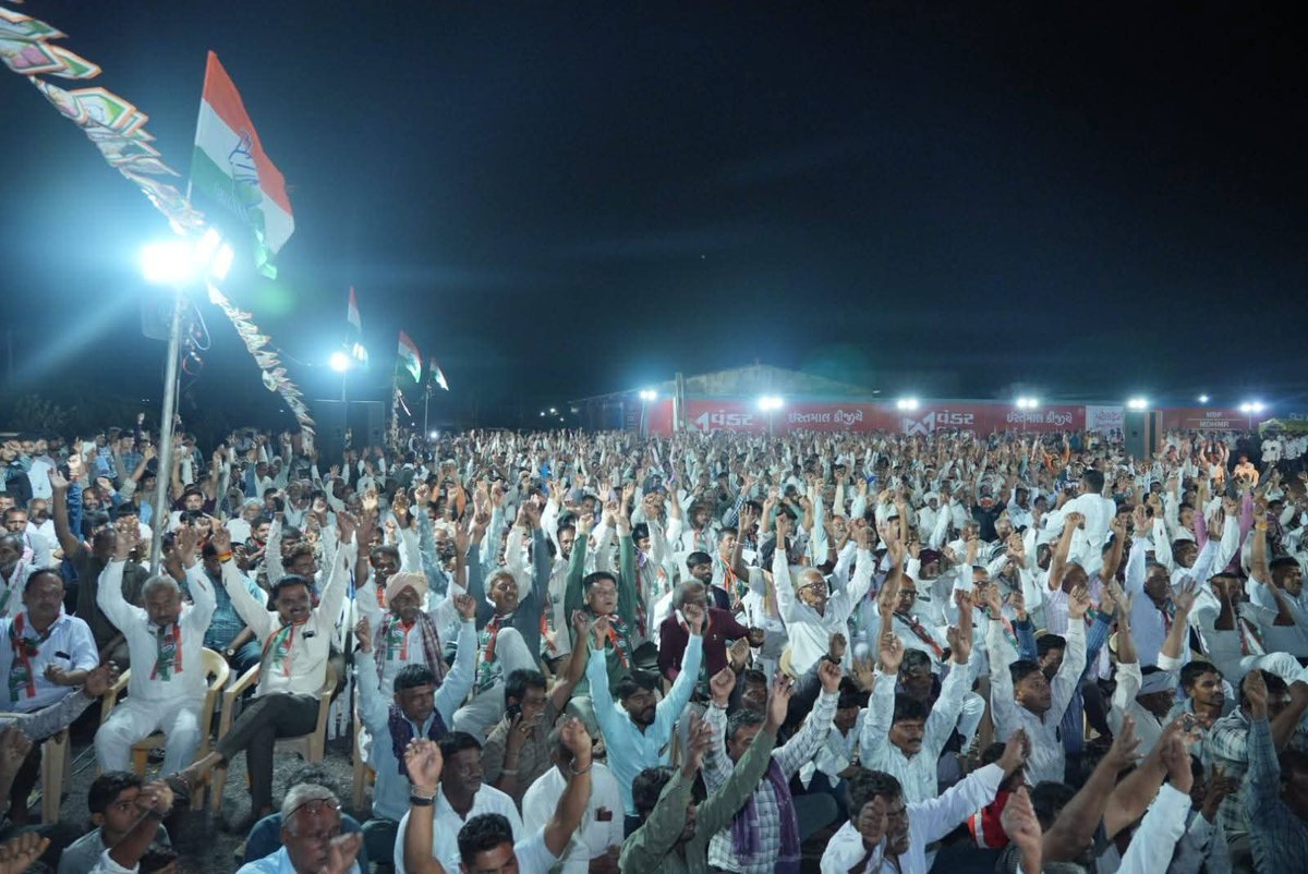 AmitChavdaINC's tweet photo. ��य जवान, जय किसान

किसान विरोधी भाजपा सरकार की अन्यायपूर्ण नीतियों के खिलाफ कांग्रेस पार्टी द्वारा आयोजित कृषक आंदोलन, हलदड गांव, बोटाद

साज़िशकर्ता भाजपा सरकार ने बोटाद जिले में B टीम के साथ मिलकर षड्यंत्र रचा, किसानों पर लाठियाँ बरसाईं, घरों में तोड़फोड़ की, आतंकवादी की तरह मुकदमे कराकर किसानों को कोर्ट- कचहरी के चक्कर कटवाए और किसानों की दिवाली खराब कर दी।

आने वाले समय में किसानों के सा��� मिलकर महा आंदोलन कर गांधीनगर कूच करने का आह्वान।

कांग्रेस पार्टी द्वारा आयोजित आंदोलन में
किसान स्वेच्छा से बड़ी संख्या में उपस्थित रहे।