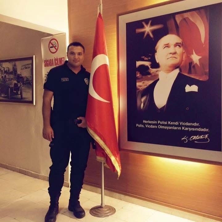 Polislik hayatımdaki ilk fotoğraflardan.
Aklı hür,irfanı hür,vicdanı hür..
Kimsenin adamı olmadan Atatürk'ün yolundan 

#YaşasınCumhuriyet
#29Ekim